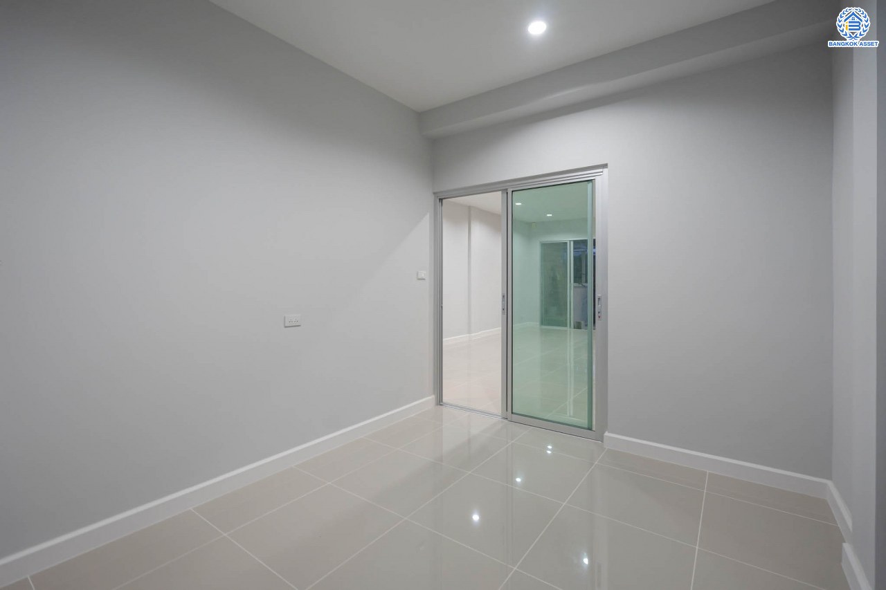 บ้านมือสองตกแต่งใหม่ ดีไซน์สวย ม.วิสต้าปาร์ค รัชดา-รามอินทรา เนื้อที่ 22.3 ตร.ว. ฟังก์ชัน 4 ห้องนอน 4 ห้องน้ำ จอดรถได้ 2 คัน รองรับทุกกิจกรรม บนทำเลเชื่อมต่อหลายเส้นทาง อาทิ ถนนประเสริฐมนูกิจ และถนนนวมินทร์ ใกล้รถไฟฟ้าสายสีชมพู "สถานีนพรัตน์" และจุดขึ้นทางด่วน "รามอินทรา"